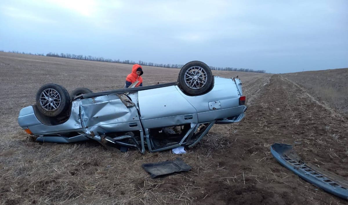 В Ростовской области перевернулась машина с 18-летними парнями