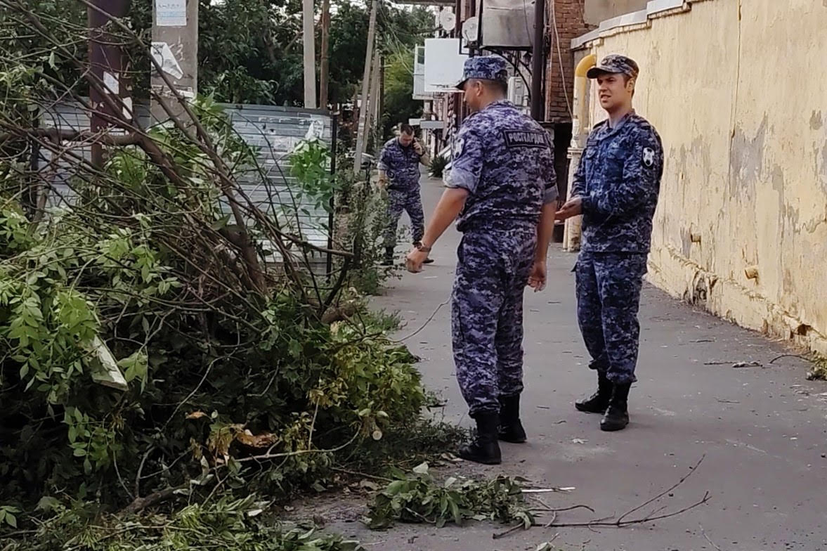 Новочеркасск: сотрудники вневедомственной охраны Росгвардии приняли участие в устранении последствий урагана - Новости, 28.07.2026