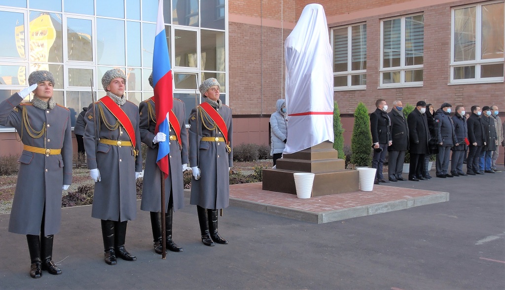 В ростовской школе № 75 открыли памятник Ивана Кожедуба