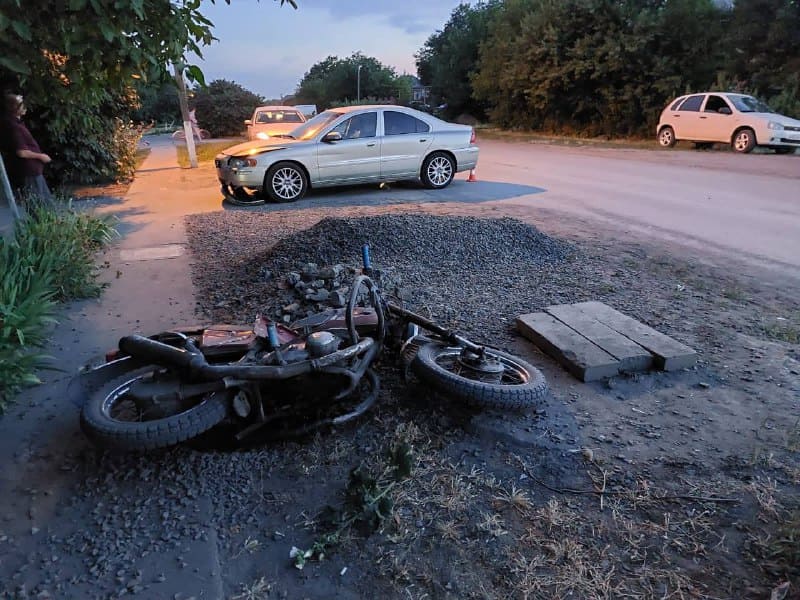 В Ростовской области машина сбила мотоцикл, пострадали два подростка