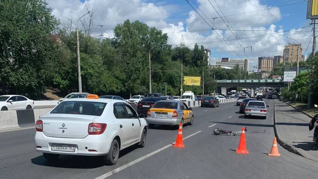 В Ростове-на-Дону сбили электросамокатчика
