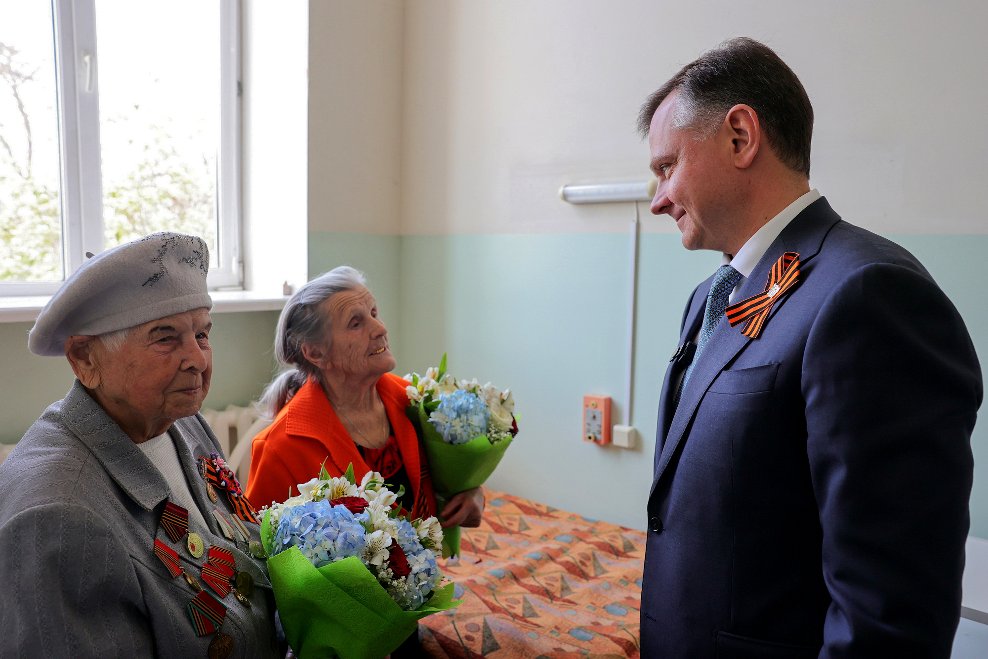 Ветераны принимают поздравления - Новости, 07.05.2026
