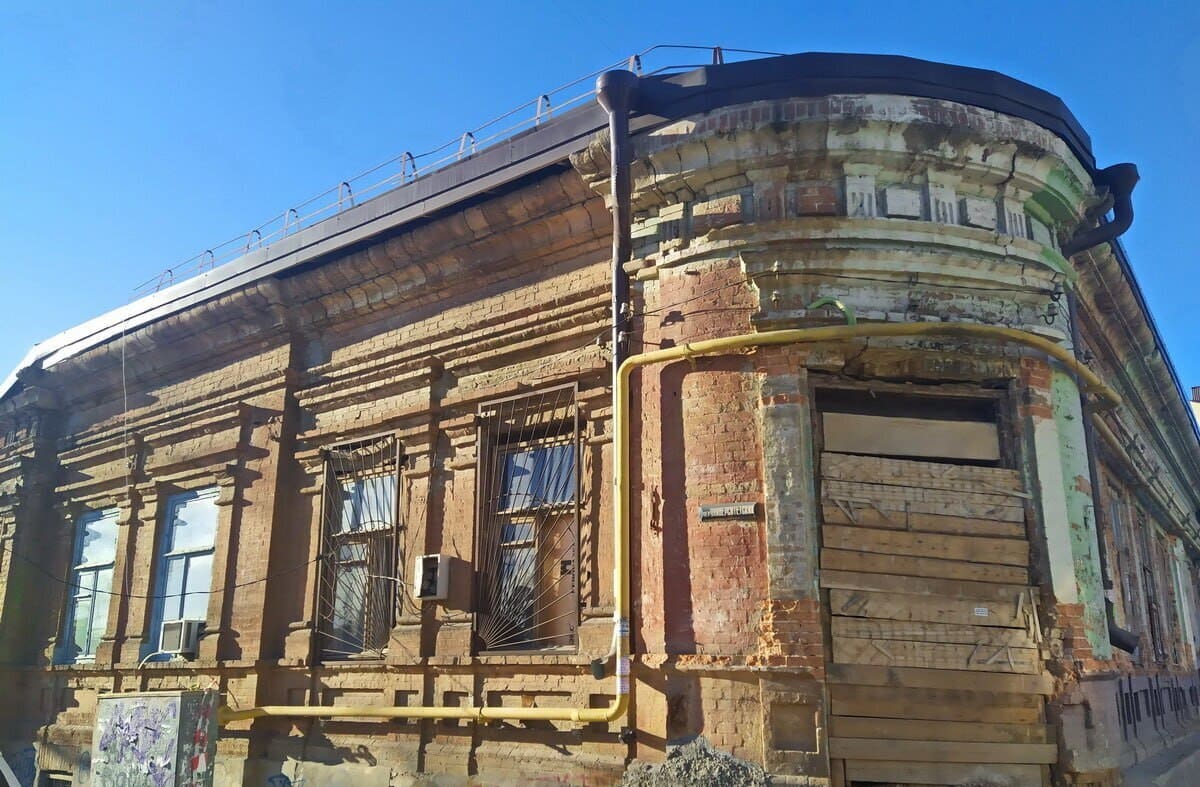 В Ростове-на-Дону счищают старинную лепнину с дома в переулке Университетском