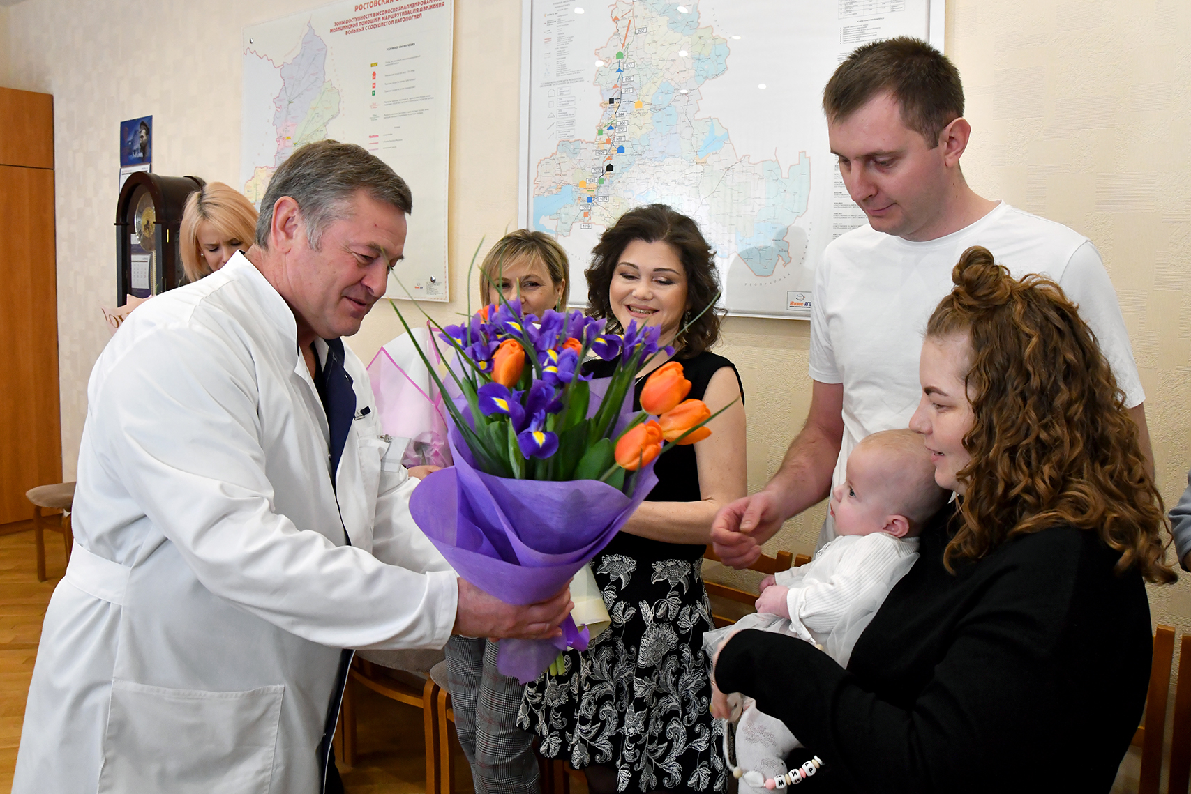 В Ростовской областной больнице накануне женского праздника встретились врачи и спасенные ими пациентки