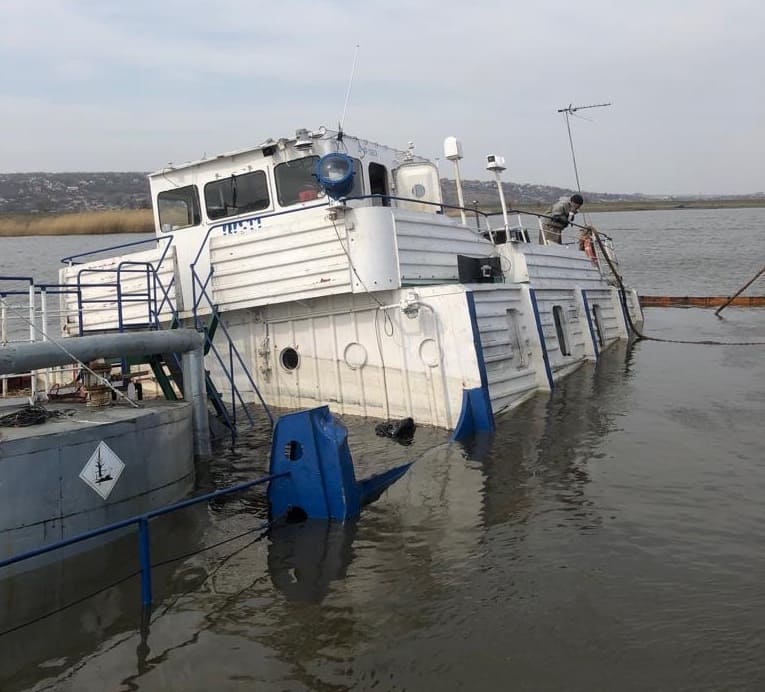 На реке Аксай затонуло судно с нефтепродуктами
