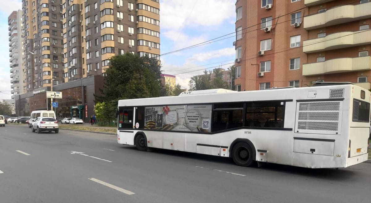 В Ростове в автобус врезался кроссовер. Пострадала женщина
