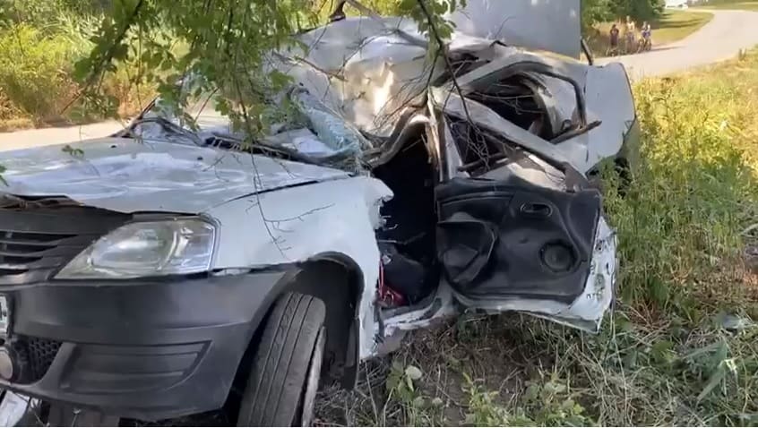 В городе Шахты подросток на машине врезался в столб и погиб