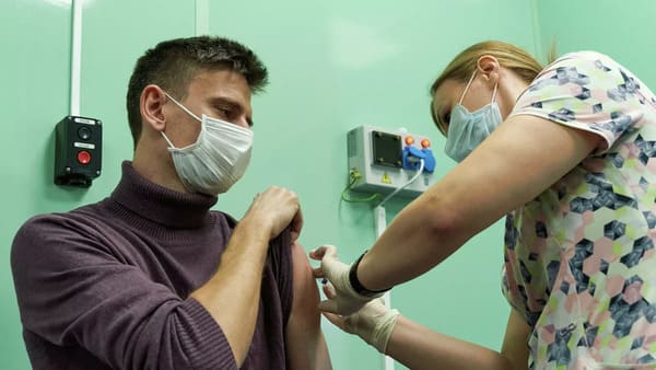 В Ростове-на-Дону начали прививать от коронавируса медицинских работников