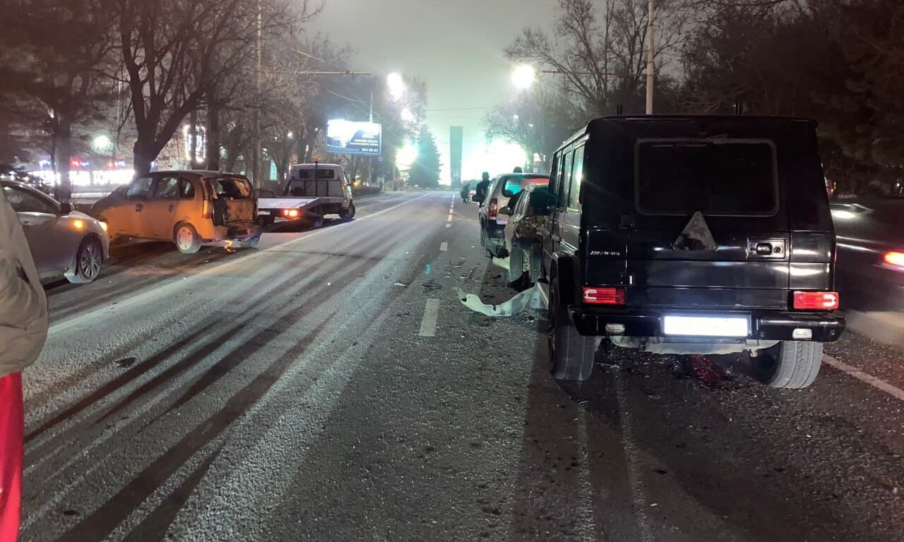 Спешащий на Новый год водитель «Мерседеса» устроил в Ростове ДТП из четырех машин