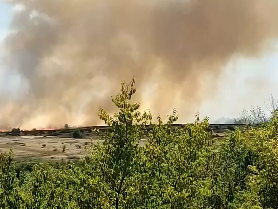 На окраине Каменска полыхает ландшафтный пожар