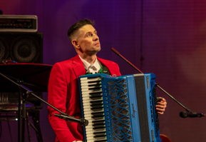 Аккордеонист Александр Поелуев и художник Алексей Гладков-Евтушенко обещают завтра преподнести ростовчанам творческий сюрприз - Новости, 01.11.2025