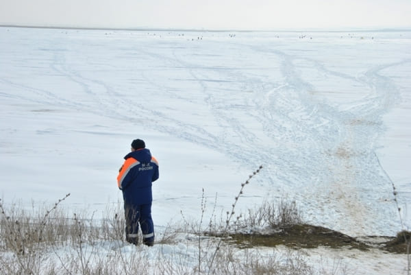 Четверо рыбаков дрейфовали на льдине посреди Цимлянского водохранилища
