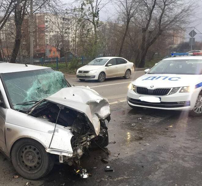 В Ростове-на-Дону за сутки два автомобиля премиум-класса устроили серьезные ДТП