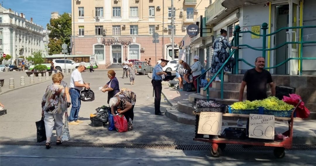 С торговцами-нелегалами на Соборной площади ростовские власти борются штрафами и предложениями альтернатив