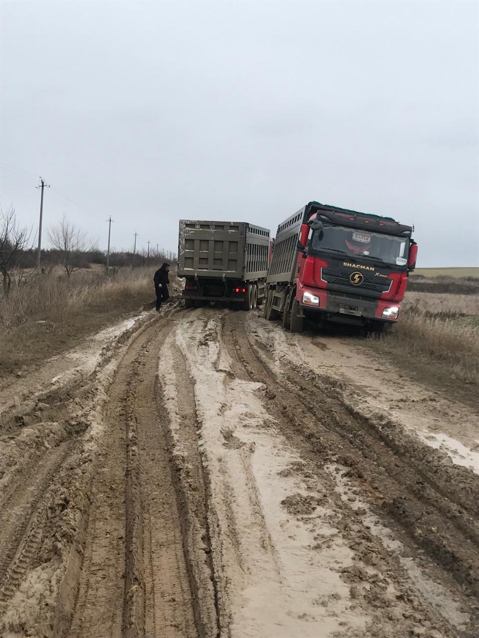 Жители хуторов Каменского района потребовали прекратить движение большегрузных машин с песком по их единственной проселочной дороге