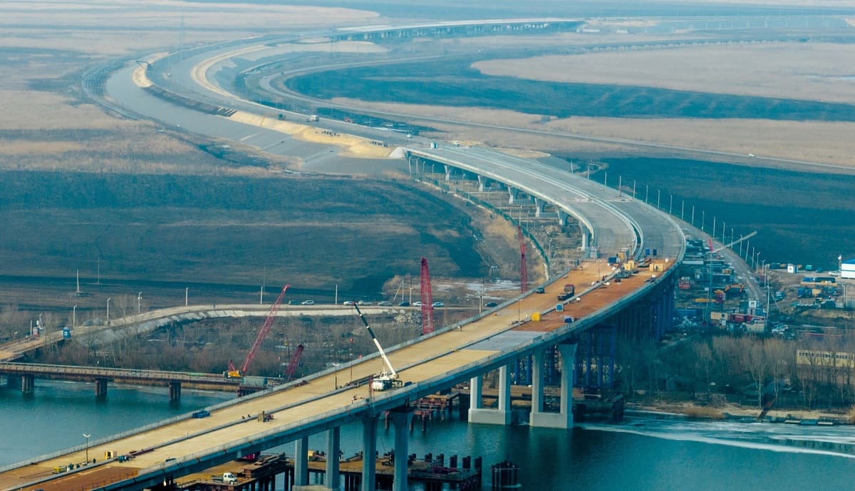 В Аксайском районе установили все пролеты двухкилометрового моста через реку Дон