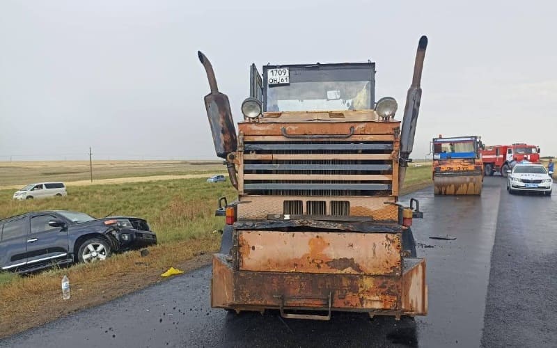 В Ростовской области Lexus врезался в дорожный каток, погиб водитель