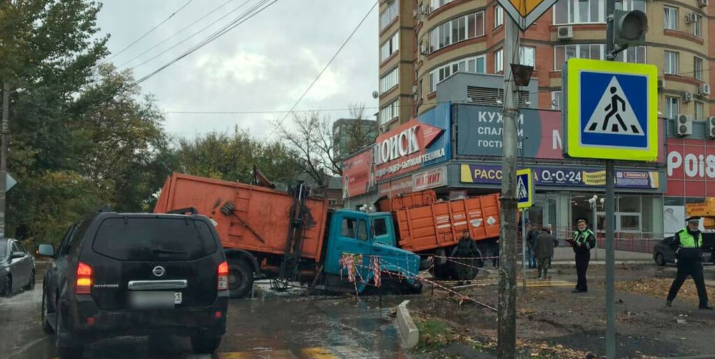 В Каменске-Шахтинском провалились под асфальт два мусоровоза