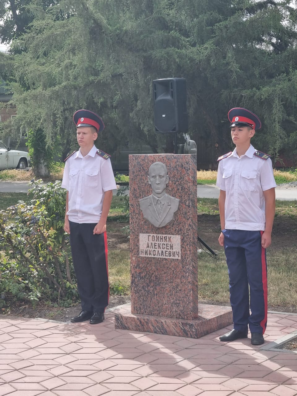 В День памяти и скорби в Сальске открыли барельеф Герою России майору Алексею Гойняку