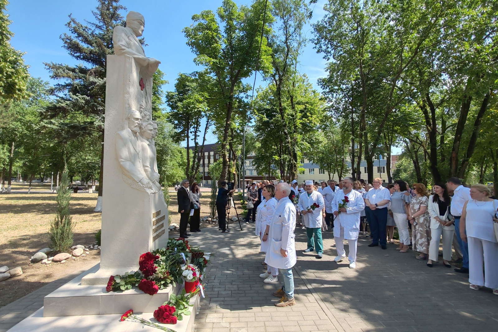 В Ростове открыли мемориал в честь подвига медиков в борьбе с пандемией  ковида