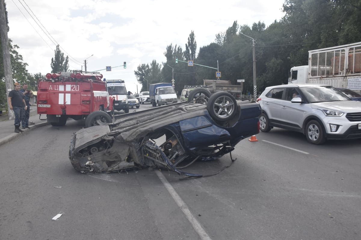 В Новошахтинске спасатели извлекли водителя из перевернувшейся машины