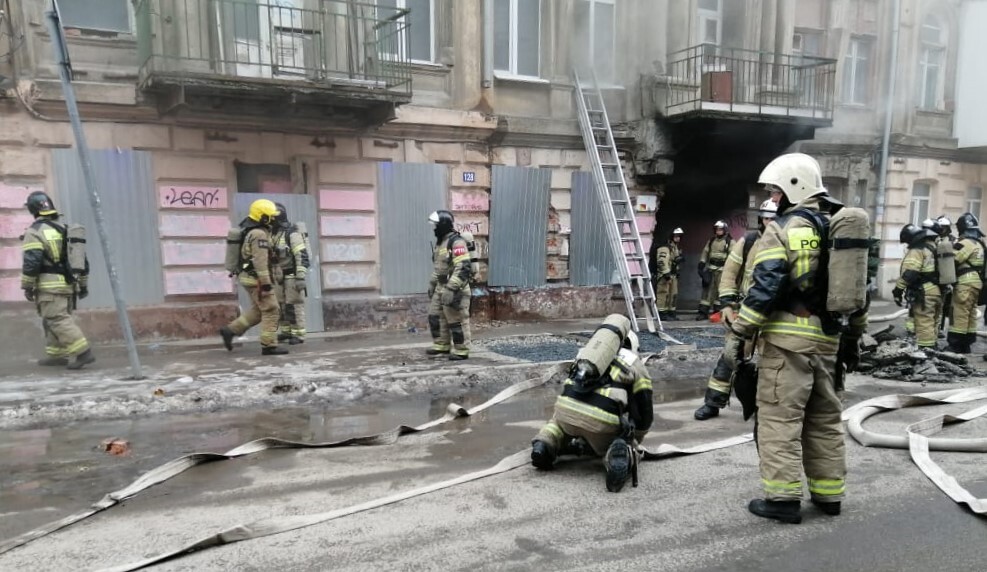 В центре донской столицы снова загорелся старинный особняк