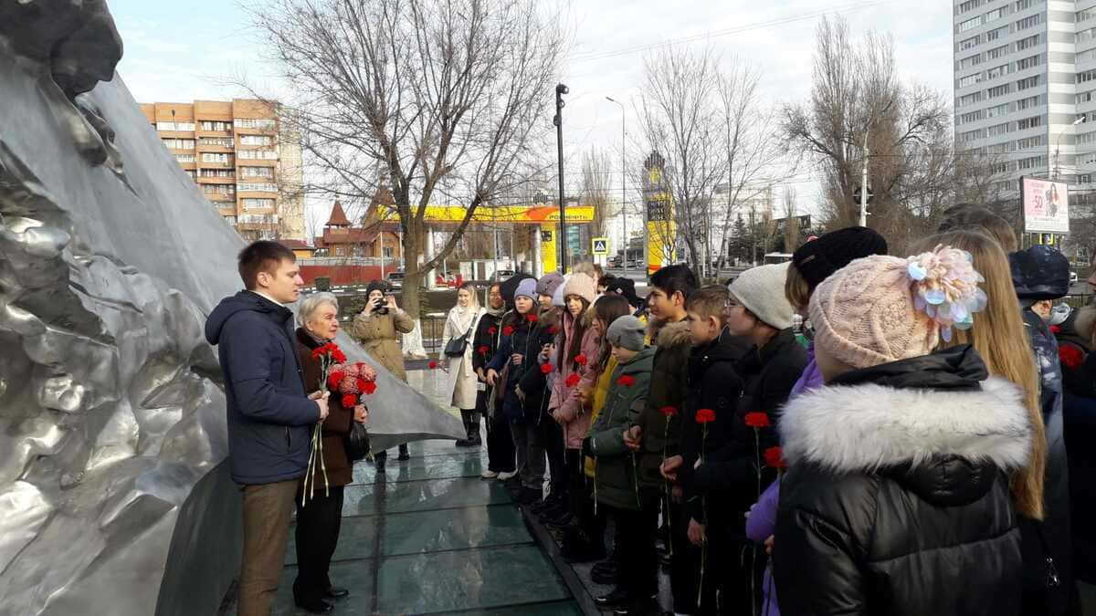 В Ростове почтили память летчика-героя Бориса Капустина