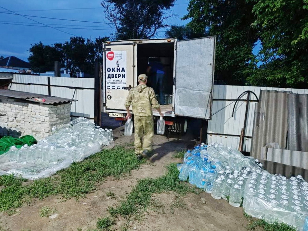 Казаки Каменского района отправили в госпиталь питьевую воду