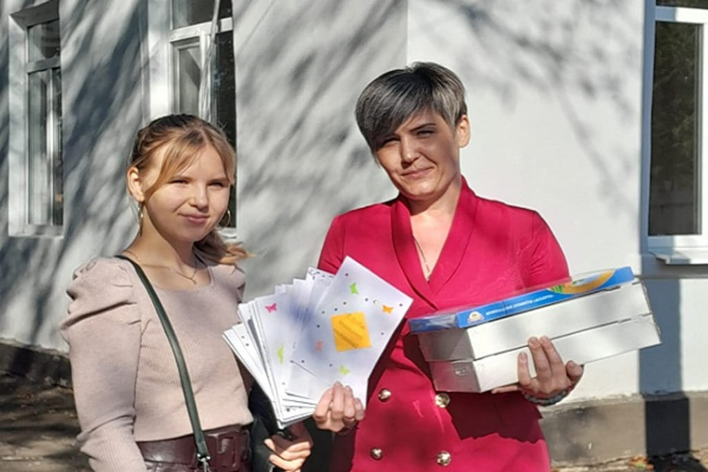 Дети и студенты Новошахтинска поздравили пожилых с праздником