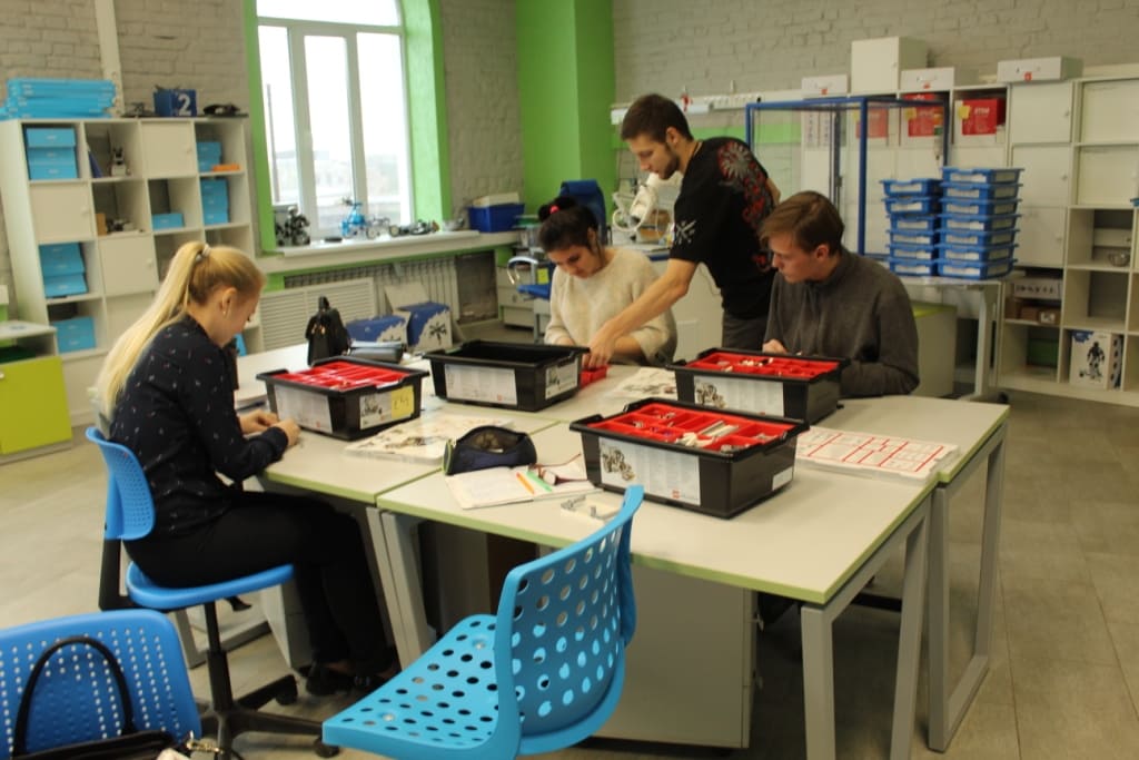 В школах Неклиновского района создадут образовательные центры «Точка роста»