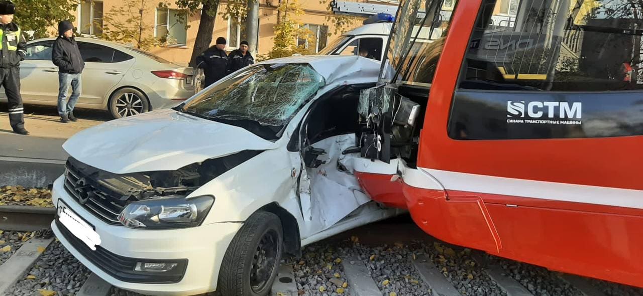 В Таганроге трамвай протаранил легковушку, которая не пропустила его
