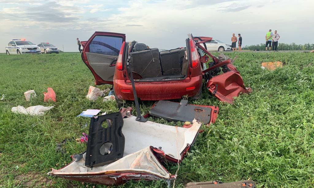 В Егорлыкском районе автомобиль столкнулся с фурой: погибли два человека