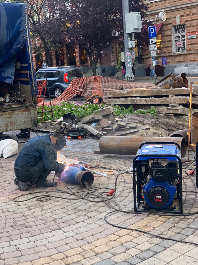 колесников ростовские тепловые сети. ремонт теплотрассы. теплотрасса в воде. ростовские тепловые. ростовские тепловые.