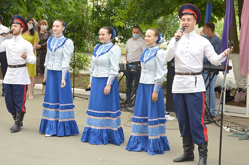 В Семикаракорске прошел уличный концерт для медиков