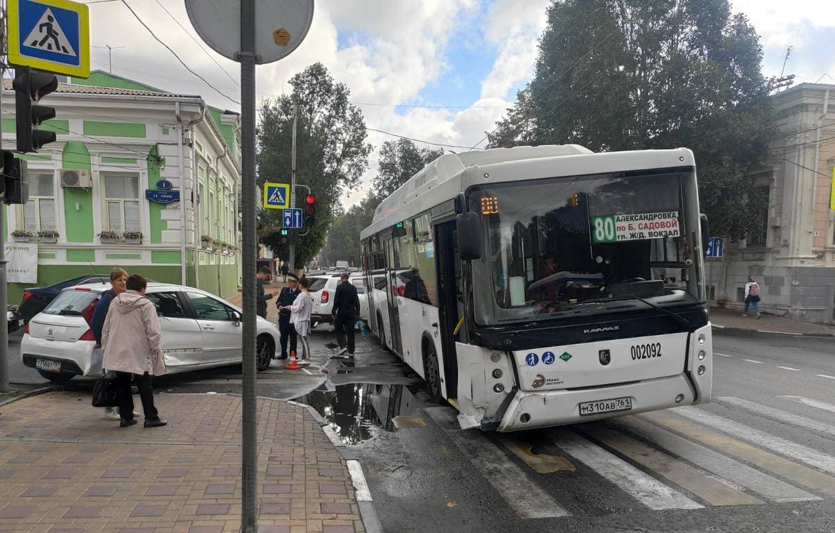 В Ростове-на-Дону в аварию попал автобус № 80 с 80 пассажирами на борту