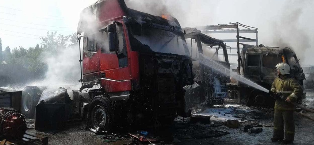 В Шахтах на парковке сгорели пять грузовиков