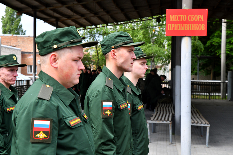 Очередная команда призывников отправилась к местам прохождения военной службы со сборного пункта Ростовской области