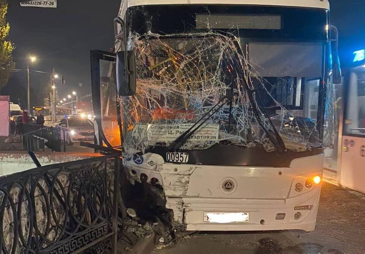 В Ростове автобус № 47 врезался в ограждение: госпитализированы шестеро пассажиров