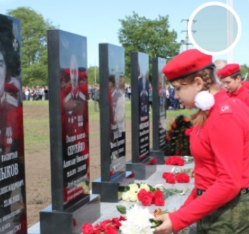 В Зернограде открыли памятник гвардейцам-авиаторам
