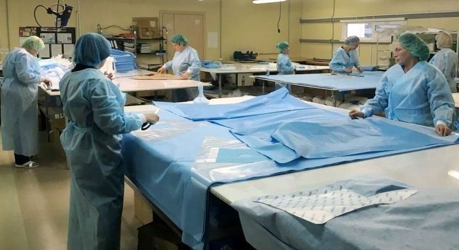В Ростовской области произвели более 50 тысяч защитных противовирусных комбинезонов