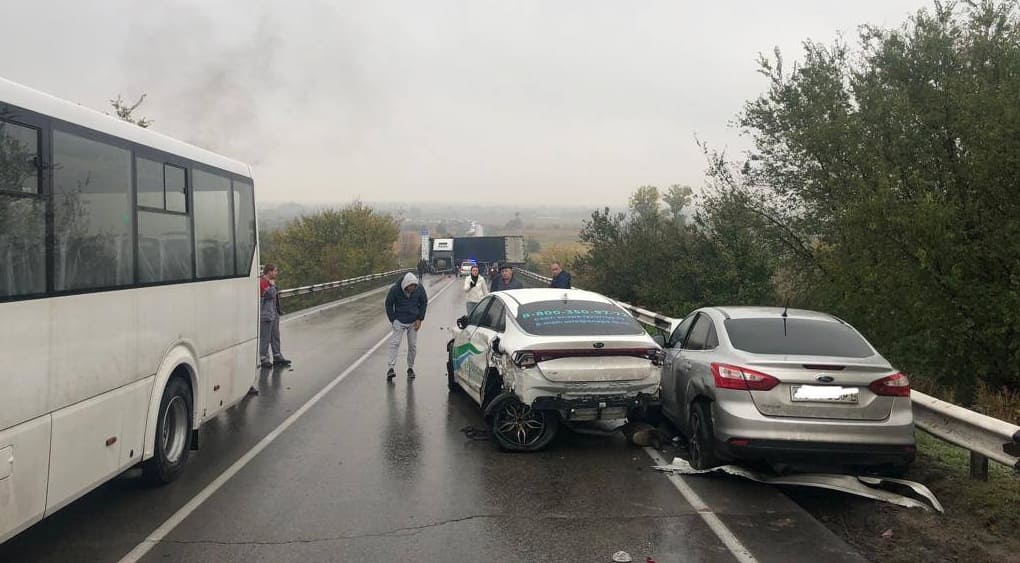 На трассе М4 «Дон» столкнулись 6 машин, погиб один человек