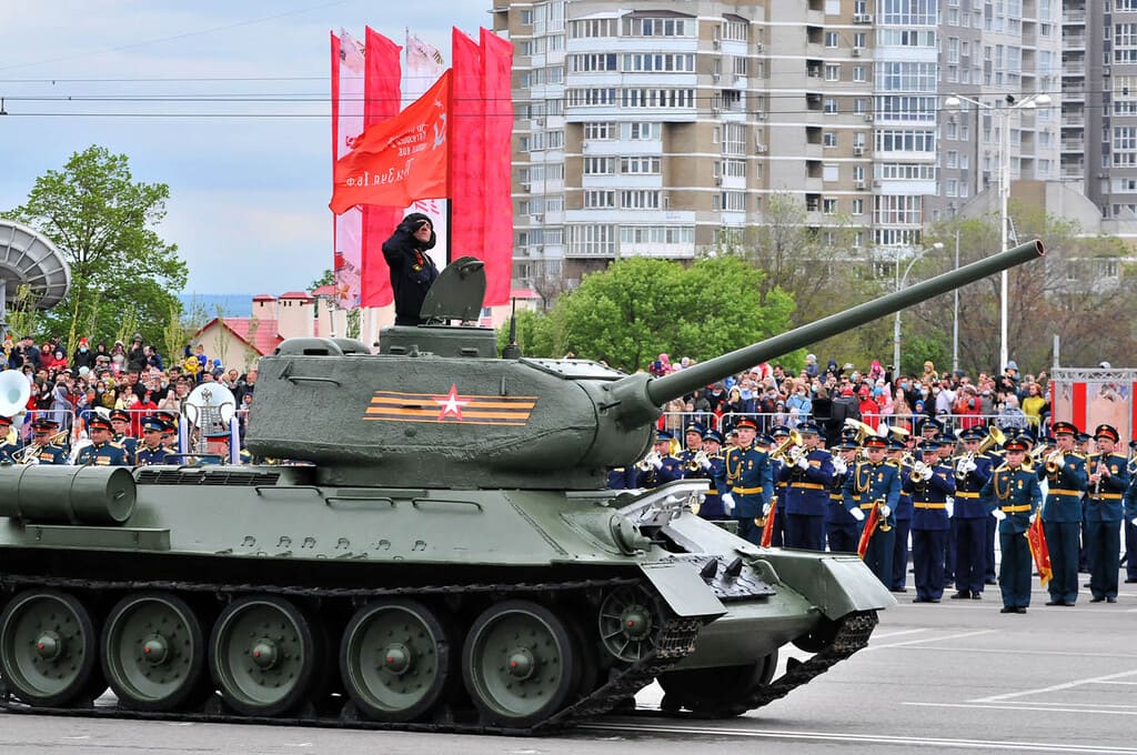 Военное ростов. Военная техника в Ростове. Танки парад в Ставрополе. Надпись парад военной техники. Парад военной техники Победы в Майкопе.