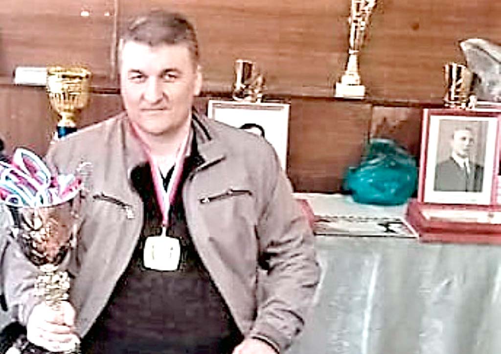 Капитан-сборной-Ростовской-области-Виктор-Тищенко.jpg Капитан-сборной-Ростовской-области-Виктор-Тищенко.jpg