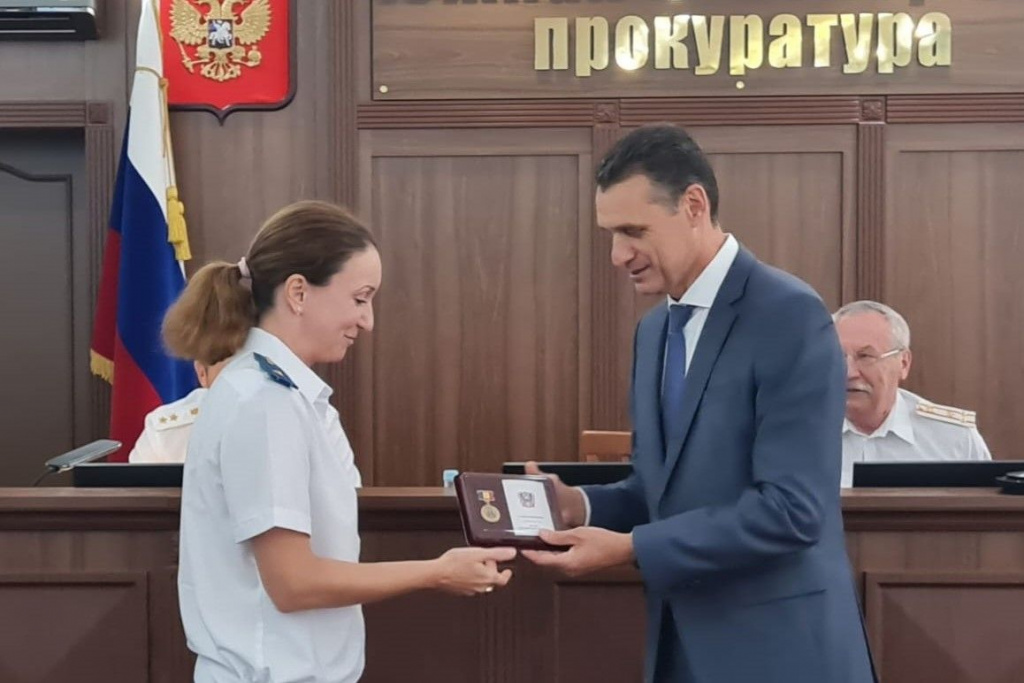 Памятный знак в честь юбилея области заместитель губернатора Михаил Корнеев вручил заместителю начальника отдела по надзору за исполнением таможенного законодательства, младшему советнику юстиции Аксинье Драгун. Памятный знак в честь юбилея области заместитель губернатора Михаил Корнеев вручил заместителю начальника отдела по надзору за исполнением таможенного законодательства, младшему советнику юстиции Аксинье Драгун.