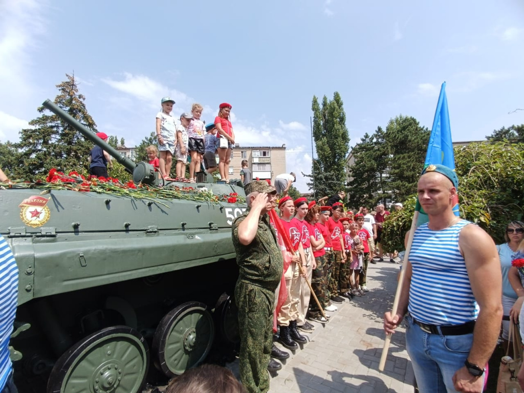 Сегодня в Азове открыли памятник с БМП на постаменте и именами героев СВО