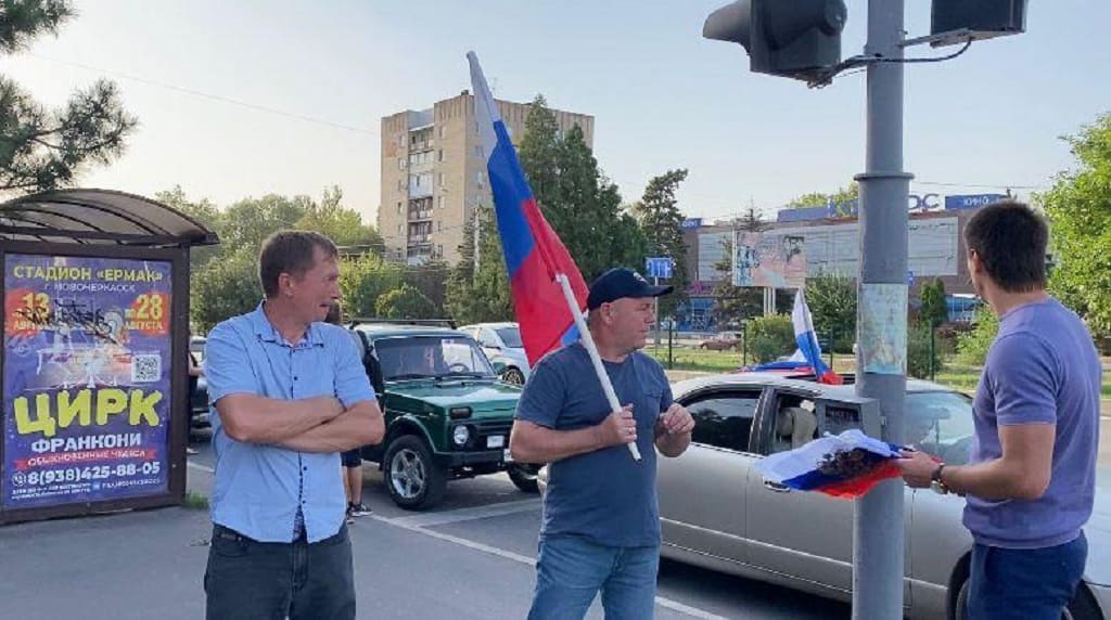 Новочеркасск день. Новочеркасск сквер. Автопробег в Новочеркасске 07 ноября. Автопробег все флаги в гости. Флаг Новочеркасска фото.