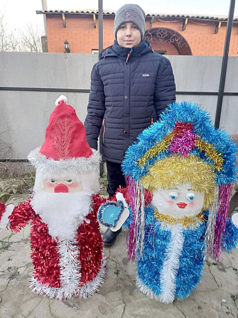 С наступающим Новым годом читателей «НВ» поздравляют из слободы Криворожье Оксана ГАРКУШИНА и ее сын Никита. В их доме – уже праздничная атмосфера, а как иначе с такими-то гостями. С наступающим Новым годом читателей «НВ» поздравляют из слободы Криворожье Оксана ГАРКУШИНА и ее сын Никита. В их доме – уже праздничная атмосфера, а как иначе с такими-то гостями.