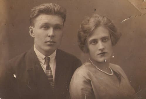 Григорий Иванович и Наталья Григорьевна Субботины, родители Людмилы. Почти через 50 лет после своего рождения Людмила узнала, что ее мама Наталья Григорьевна была воспитанницей Смольного института благородных девиц. После революции его перевезли в Новочеркасск и превратили в детский дом. Григорий Иванович и Наталья Григорьевна Субботины, родители Людмилы. Почти через 50 лет после своего рождения Людмила узнала, что ее мама Наталья Григорьевна была воспитанницей Смольного института благородных девиц. После революции его перевезли в Новочеркасск и превратили в детский дом.