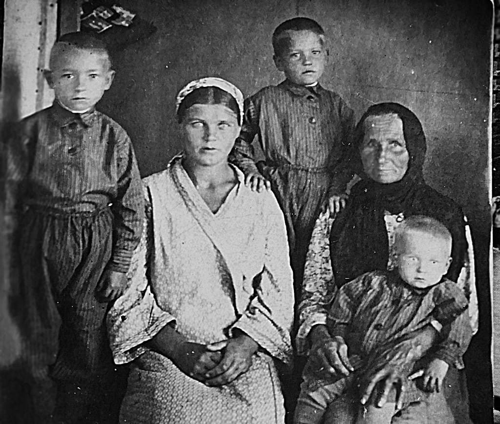 Супруга Петра Тимофеевича – Зоя Ивановна (в центре) с детьми и своей мамой.