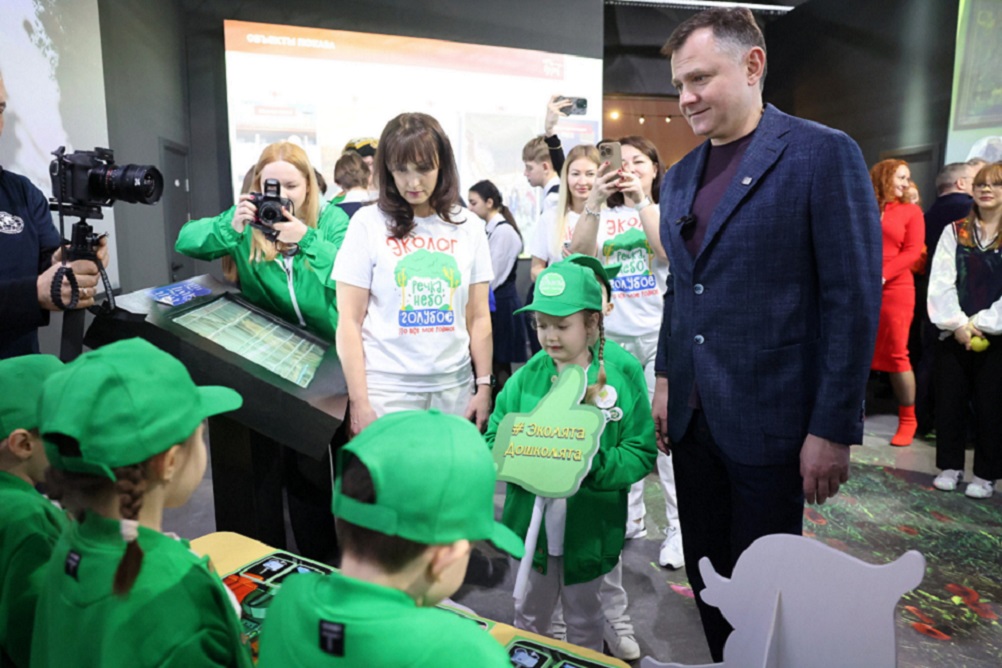Россия Выставка школьники.jpg Россия Выставка школьники.jpg